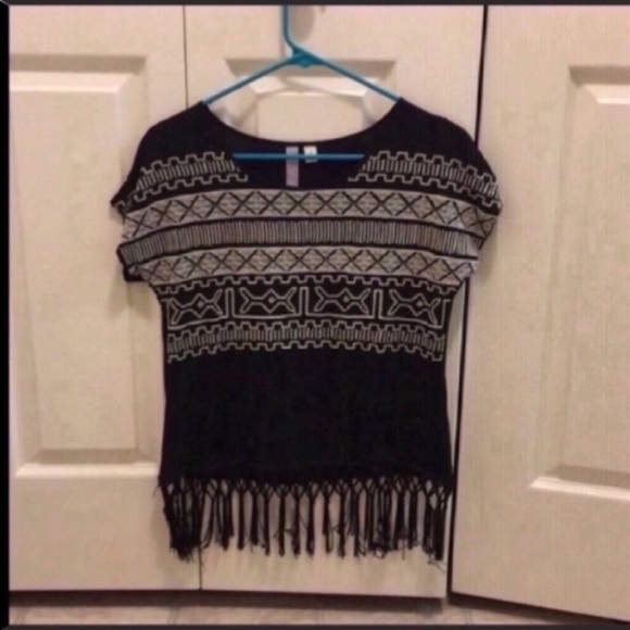 Francesca’s Fringe Top - Picture 2 of 4